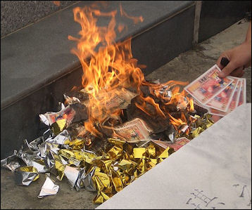 20111123-Wiki C Burning-money-and-yuanbao-at-the-cemetery- Ghost fest.jpg